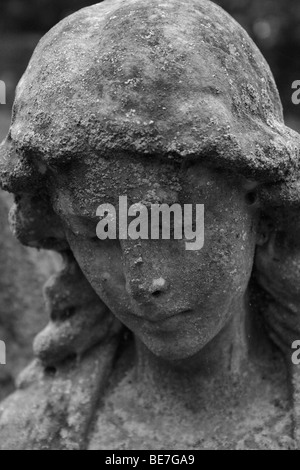 In bianco e nero (monocromatico) immagine della testa della figura di angelo a grave / tomba monumento a Sonning, Berkshire, Regno Unito Foto Stock