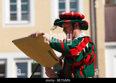 Herold, storico ballo di spada, Georgiritt, George's Ride, lunedì di Pasqua processione, Town Square, Traunstein, Chiemgau, Superiore BAV Foto Stock