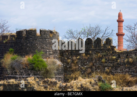 Pareti a Devagiri Fort e Chand Minar in Daulatabad vicino a Aurangabad India Foto Stock