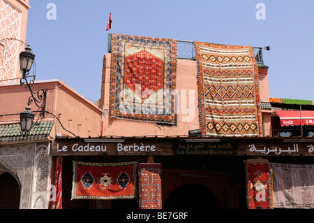 Marocco Marrakech; luogo piazza Djemma El Fna; tappeti berberi Shop Foto Stock