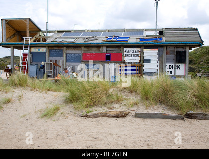 Shack la vendita del pesce in dune di sabbia vicino a Kijkduin, Scheveningen, Olanda Foto Stock