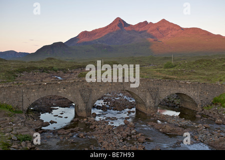 Il Cuillin Hills con un antico ponte di pietra in primo piano, Isola di Skye in Scozia Foto Stock