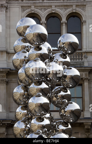 Anish Kapoor di alberi alti e l'occhio scultura Royal Academy di Londra Foto Stock