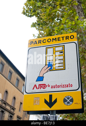 Un travagliato parcometro (parcometro) firmano a Roma, Italia Foto Stock