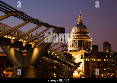 La cattedrale di san Paolo con il Millennium Bridge spanning il fiume Tamigi, Londra. Foto Stock