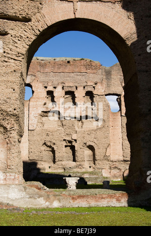 Dettaglio di rosso gli archi in mattoni a Caracalla antichi bagni termali a Roma, Italia Foto Stock