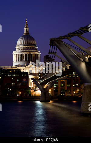 La cattedrale di san Paolo con il Millennium Bridge spanning il fiume Tamigi, Londra. Foto Stock