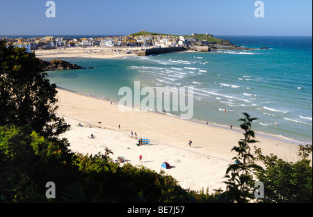 I turisti su una spiaggia di sabbia con St Ives in background Foto Stock