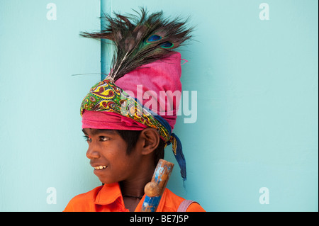 Piccola religiosa mendicante indiano ragazzo. Andhra Pradesh, India Foto Stock