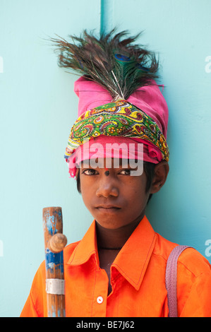 Piccola religiosa mendicante indiano ragazzo. Andhra Pradesh, India Foto Stock