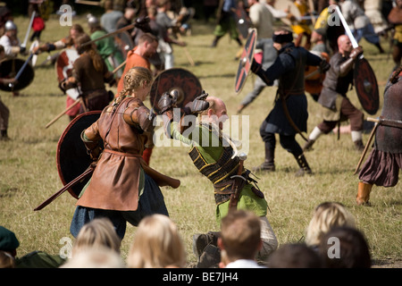 Guerrieri vichinghi facendo battaglia in un viking rievocazione festival in Danimarca Foto Stock