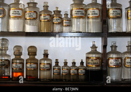 Gli scaffali pieni di preparazioni in una ricostruzione storica di una farmacia in tini di filtrazione Yard Museum, Nottingham, Inghilterra Foto Stock