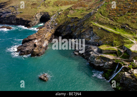 Una vista della frastagliata linea costiera a Tintagel in Cornovaglia, England, Regno Unito, supposta posizione di Re Artù castello di Camelot. Foto Stock