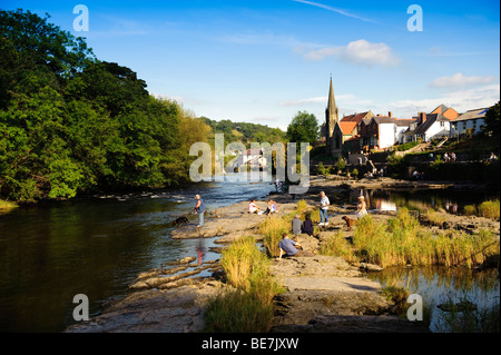 Il fiume Dee che scorre attraverso la città di Llangollen, north Wales UK, tardo pomeriggio estivo Foto Stock