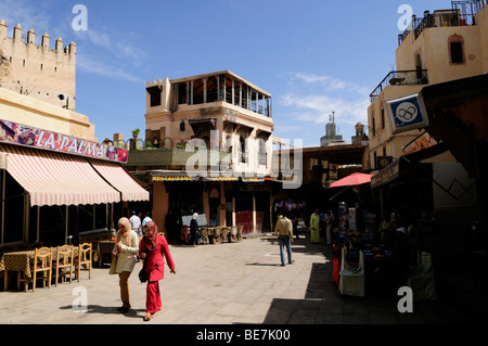 Il Marocco; Fes; caffè e ristoranti nella Medina vicino a Bab Boujeloud Foto Stock