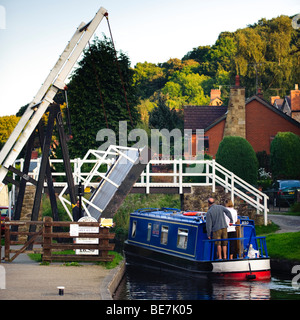 Narrowboat passando sotto una inclinazione del ponte di sollevamento sul Llangollen Canal, il Galles del Nord Regno Unito Foto Stock