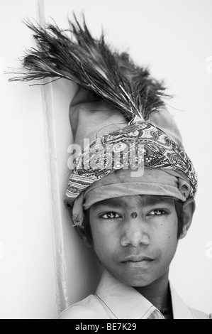 Piccola religiosa mendicante indiano ragazzo, in bianco e nero. Andhra Pradesh, India. Messa a fuoco selettiva Foto Stock