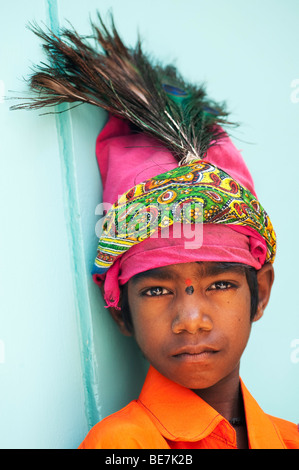 Piccola religiosa mendicante indiano ragazzo. Andhra Pradesh, India Foto Stock