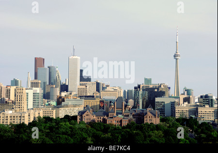 Una vista del cielo di Toronto e la CN Tower con l Assemblea Legislativa di Ontario al Queen's Park in primo piano, Toronto, Ontario, Canada. Foto Stock