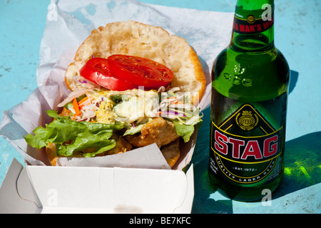 Cuocere N Shark e birra Stag sulla spiaggia il Maracas Bay in Trinidad Foto Stock