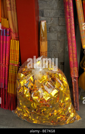 Un negozio cinese che vende incenso, lampade e statue vicino al tempio di Lam Yonghe Gong, Pechino CN Foto Stock