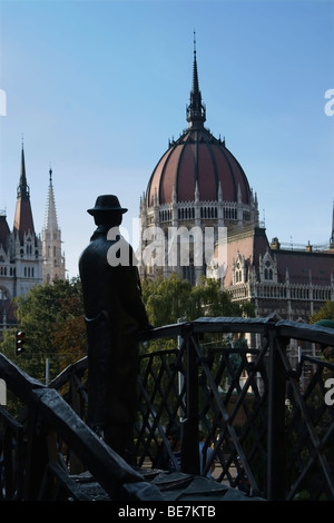 Il monumento a Imry Nagy vicino al palazzo del parlamento in piazza Kossuth Budapest Foto Stock