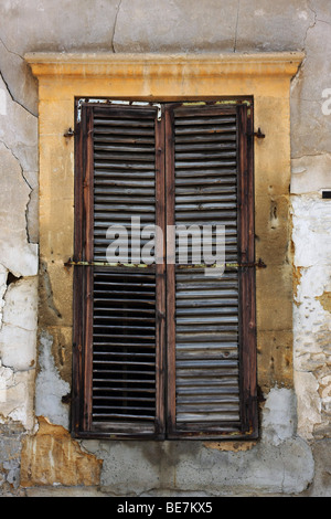 Vecchie persiane di legno a copertura di una finestra in una casa nella parte greca di Nicosia, Cipro. Foto Stock