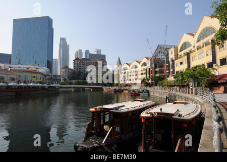 Il fiume Singapore scena, guardando verso il punto lungo il fiume e la città, Singapore Foto Stock