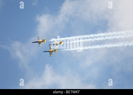 Tre aerei a reazione di eseguire stunt acrobatico con sentieri di fumo Foto Stock