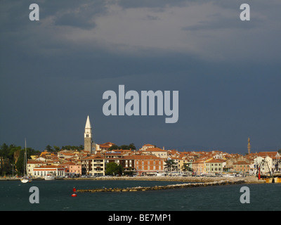 Cielo tempestoso oltre la località costiera comune di Isola o Izola in Slovenia Foto Stock