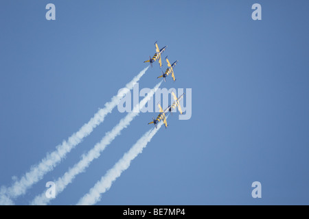 Tre aerei a reazione di eseguire stunt acrobatico con sentieri di fumo Foto Stock