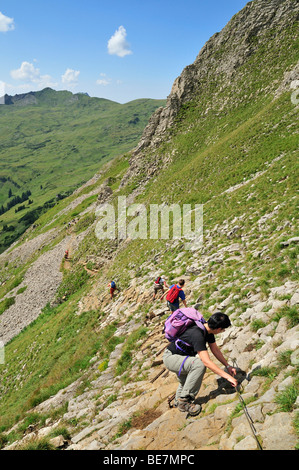 Il sentiero protetto da corde e puntoni giù dal Hoher Ifen Mountain, Vorarlberg, Allgaeu Alpi, Austria, Europa Foto Stock