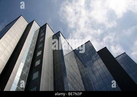 Un moderno con facciata in vetro facciata ufficio nel centro di Bangalore, India. Foto Stock