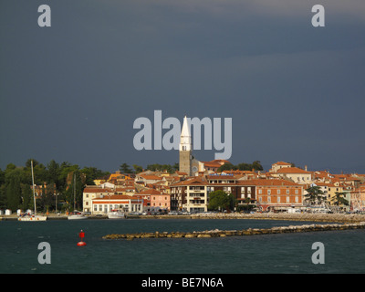 Cielo tempestoso oltre la località costiera comune di Isola o Izola in Slovenia Foto Stock