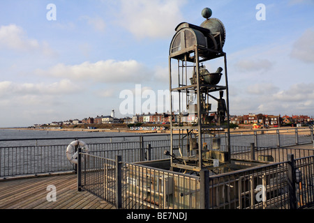 L'acqua alimentata orologio sul molo Southwold, Suffolk, Inghilterra, Regno Unito. Foto Stock