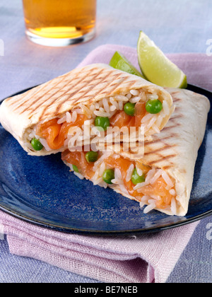 Avvolgimento di salmone su una piastra Foto Stock