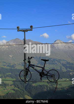 Acrobazie bicicletta alto oltre le montagne svizzere, Churwalden CH Foto Stock