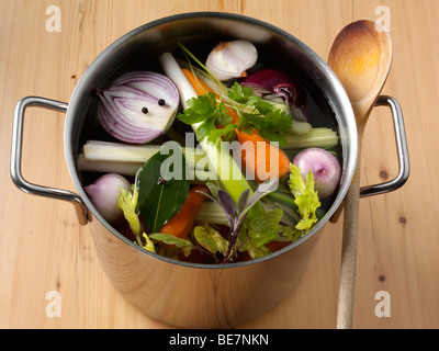 Rendendo il brodo vegetale in una grande pentola di cottura lenta Foto Stock