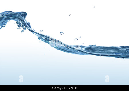 Spruzzi di acqua nei toni del blu e isolata contro uno sfondo bianco Foto Stock