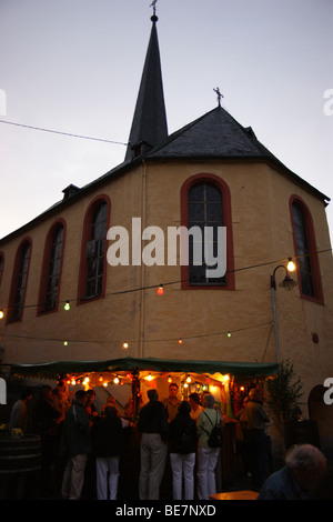 Street festival del vino, weinfest strassen, chiesa evangelica, Lupo, nei pressi di Traben Trarbach, Mosel, Germania Foto Stock