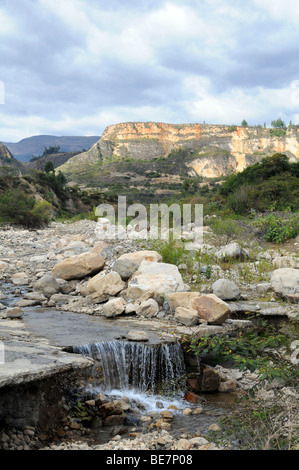 Paesaggio con fiume roccioso nei pressi di Cajabamba, nelle Ande del nord del Perù Foto Stock