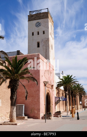 Marocco Essaouira Medina;; la Torre dell Orologio e scene di strada lungo Avenue Oqba ben Nafii Foto Stock