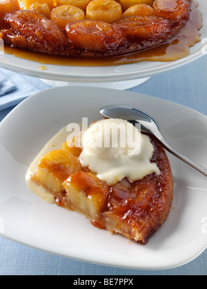 Un singolo servizio di banana tatin con gelato alla crema in una tabella Foto Stock