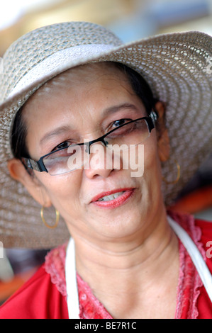 Donna in street food court jambi sumatra indonesia Foto Stock