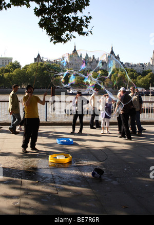 Animatore di strada soffiando bolle di sapone South Bank di Londra Settembre 2009 Foto Stock