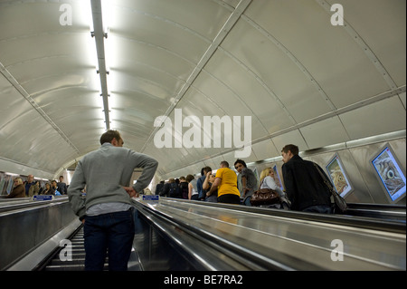 Pendolari che viaggiano su una scala mobile della metropolitana di Londra di sistema di tubo. Foto di Gordon Scammell Foto Stock