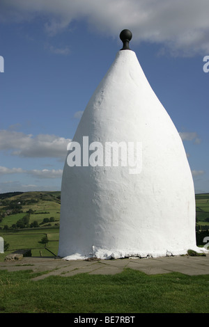 Città di Bollington, Inghilterra. Sul percorso del Gritstone Trail è il Grade II Listed White Nancy follia. Foto Stock