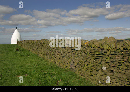 Città di Bollington, Inghilterra. Sul percorso del Gritstone Trail è il Grade II Listed White Nancy follia. Foto Stock