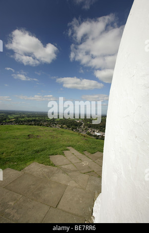 Città di Bollington, Inghilterra. Vista ravvicinata del lato del White Nancy follia, con la città di Bollington in background. Foto Stock