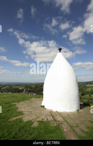 Città di Bollington, Inghilterra. Sul percorso del Gritstone Trail è il Grade II Listed White Nancy follia. Foto Stock